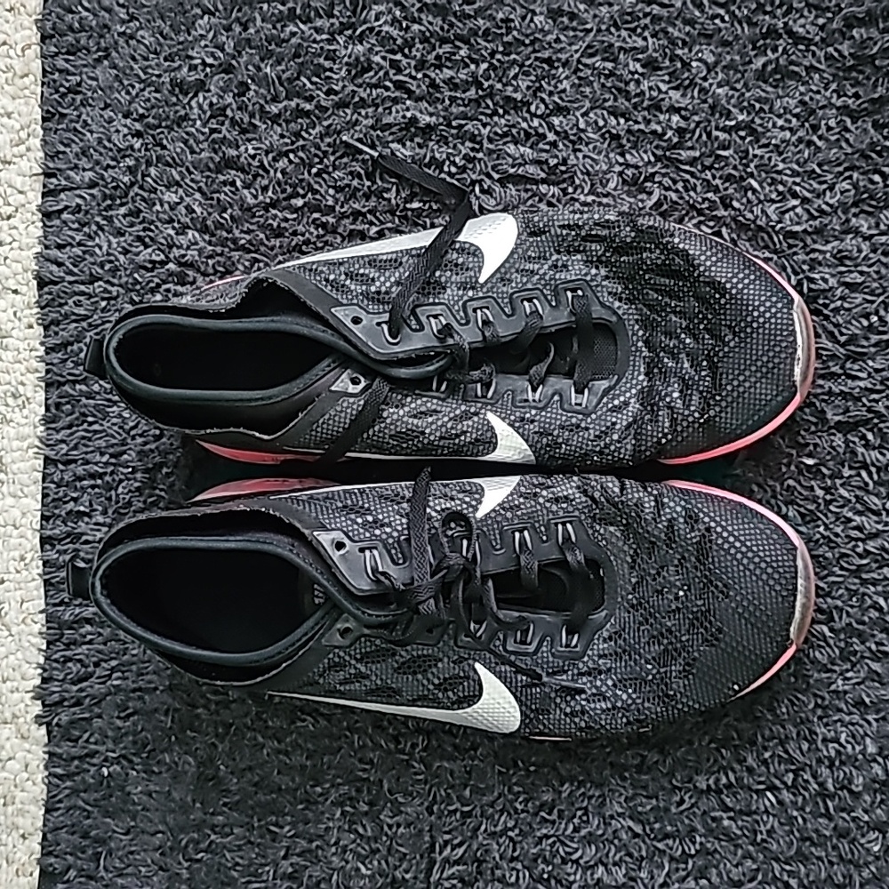 Nike womens tennis shoes 10